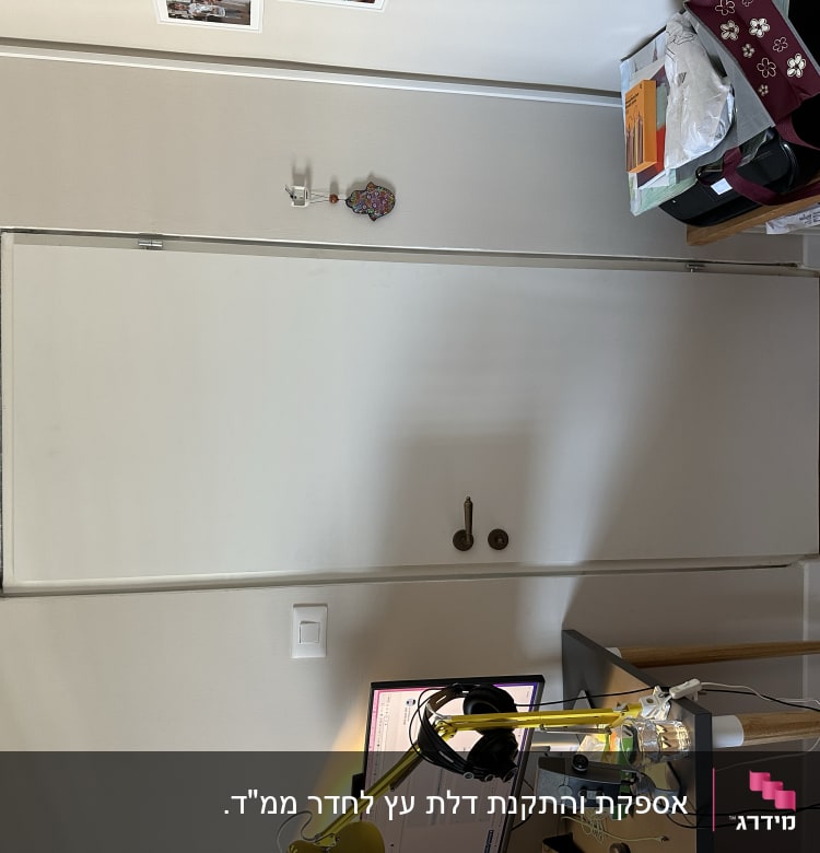 דלת לבנה עם ידיות עגולות חומות